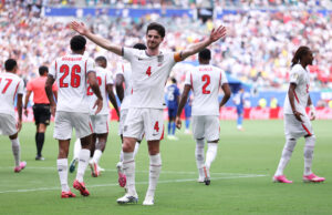 Saka firma un triplete y guía a Inglaterra al podio del Mundial