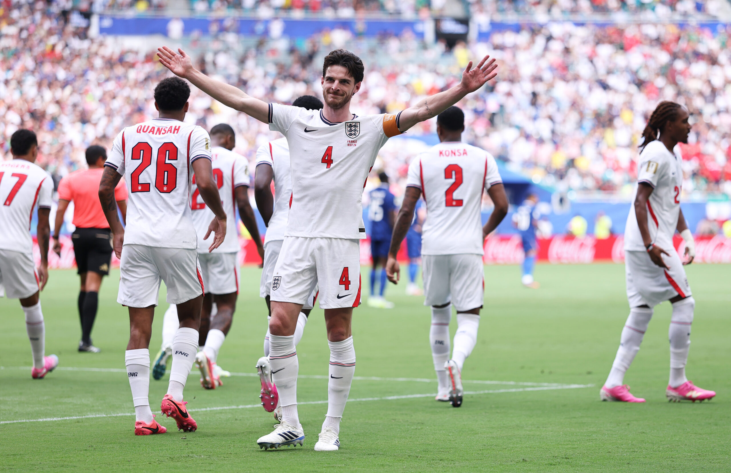 Saka firma un triplete y guía a Inglaterra al podio del Mundial