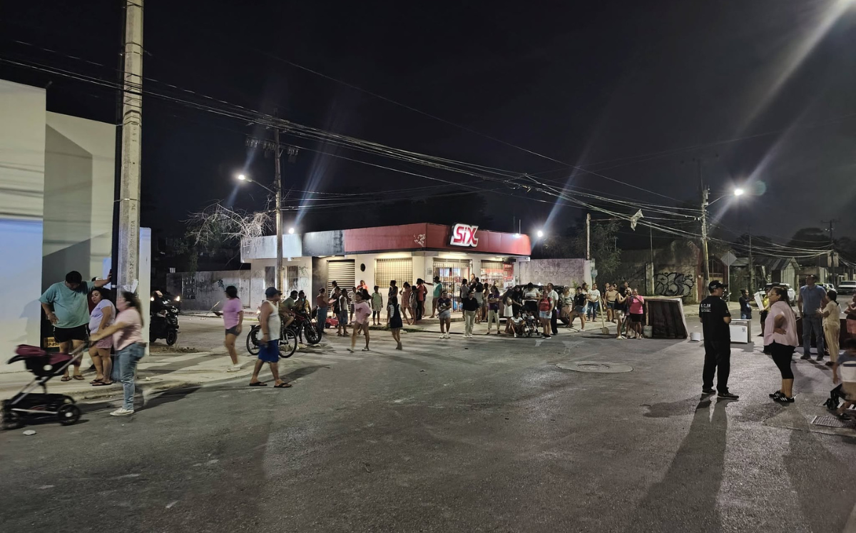 Bloquean avenida Politécnico de Cancún en rechazo de instalación de Semefo