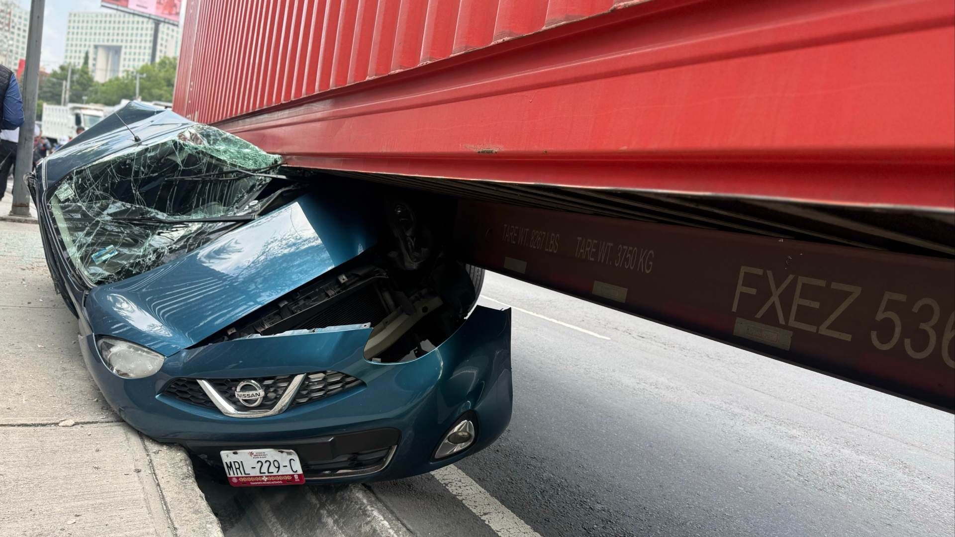 Tráiler sin frenos aplasta automóvil en la carretera México-Toluca; cinco personas resultan heridas