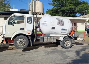 Fuga de gas en una pipa activa operativo de emergencia en Tulum