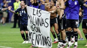 Jugadores argentinos exhiben bandera de las Malvinas