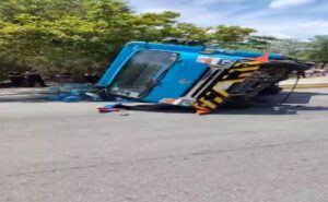 Camión repartidor de agua vuelca en Playa del Carmen; exceso de peso y velocidad, las causas preliminares