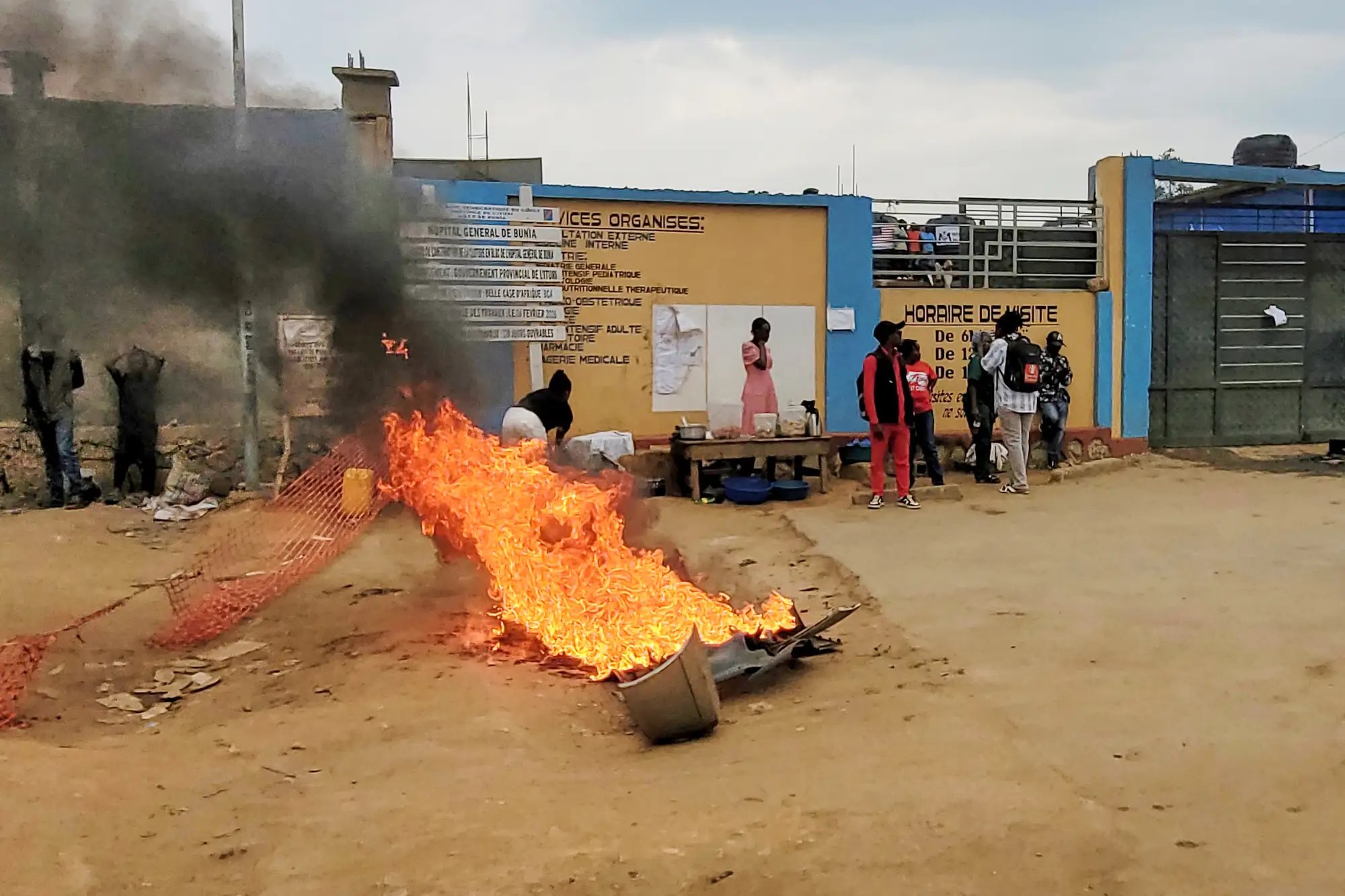 Brote de ébola declarado en RDC roza los 2 mil 500 casos confirmados y 975 muertos