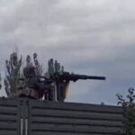 Video muestra a soldado ruso salir despedido al disparar una ametralladora de helicóptero adaptada en tierra