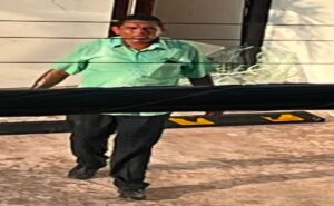 Cámaras captan robo a vivienda en la Supermanzana 2A; señalan a presunto chofer de autobús de hotel