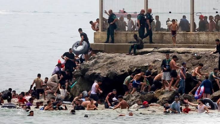 Crisis migratoria obliga a España a reforzar Ceuta con Fuerzas Armadas