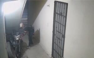 Cámaras de seguridad captan robo de motocicleta durante la madrugada en Cielo Nuevo
