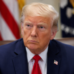 Destituyen a operador del teleprónter de Trump por apostar sobre sus discursos