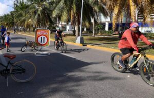 Familias llenan de vida el Paseo Cancunense en Bonampak