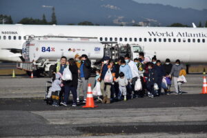 Trasladan a 2 mil 284 mexicanos deportados a Guatemala en lo que va del 2026