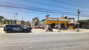Asaltan ferretería en Playa del Carmen y ladrón abandona su arma durante la huida