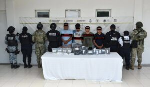 Detienen a cuatro en Bacalar; aseguran drogas y uniformes falsos