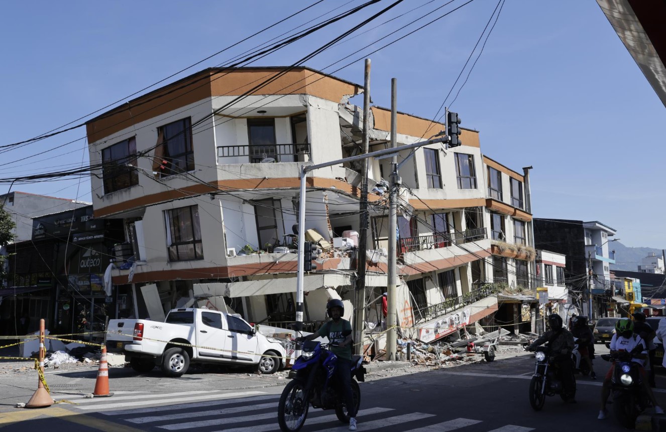Colombia declara 3 días de duelo nacional por víctimas del terremoto de 7.4