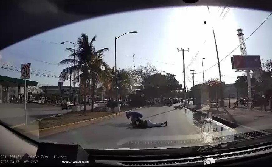 ¡Casi se van con San Pedro! Pareja de motociclistas derrapa en la avenida Xcaret