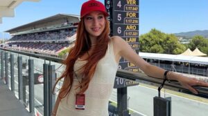 La Vuelta contrata influencer para atraer público joven y termina limitándola por comentarios sexistas
