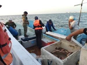 Retienen dos embarcaciones con 320 kilos de pescado cerca de Puerto Juárez