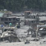 Suma Nepal más de 800 muertos tras devastadora riada