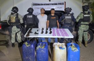 Detienen a dos hombres con armas, droga y 200 litros de gasolina en Mazatlán