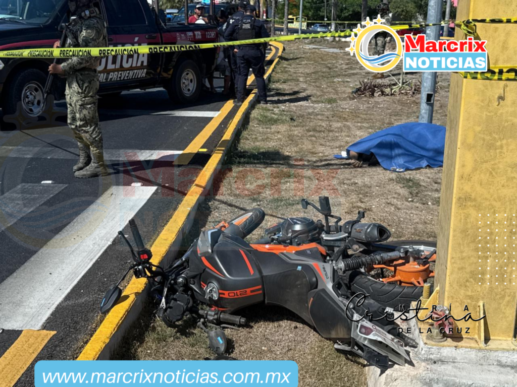 Muere motociclista tras chocar contra camellón y poste en avenida Tulum de Cancún
