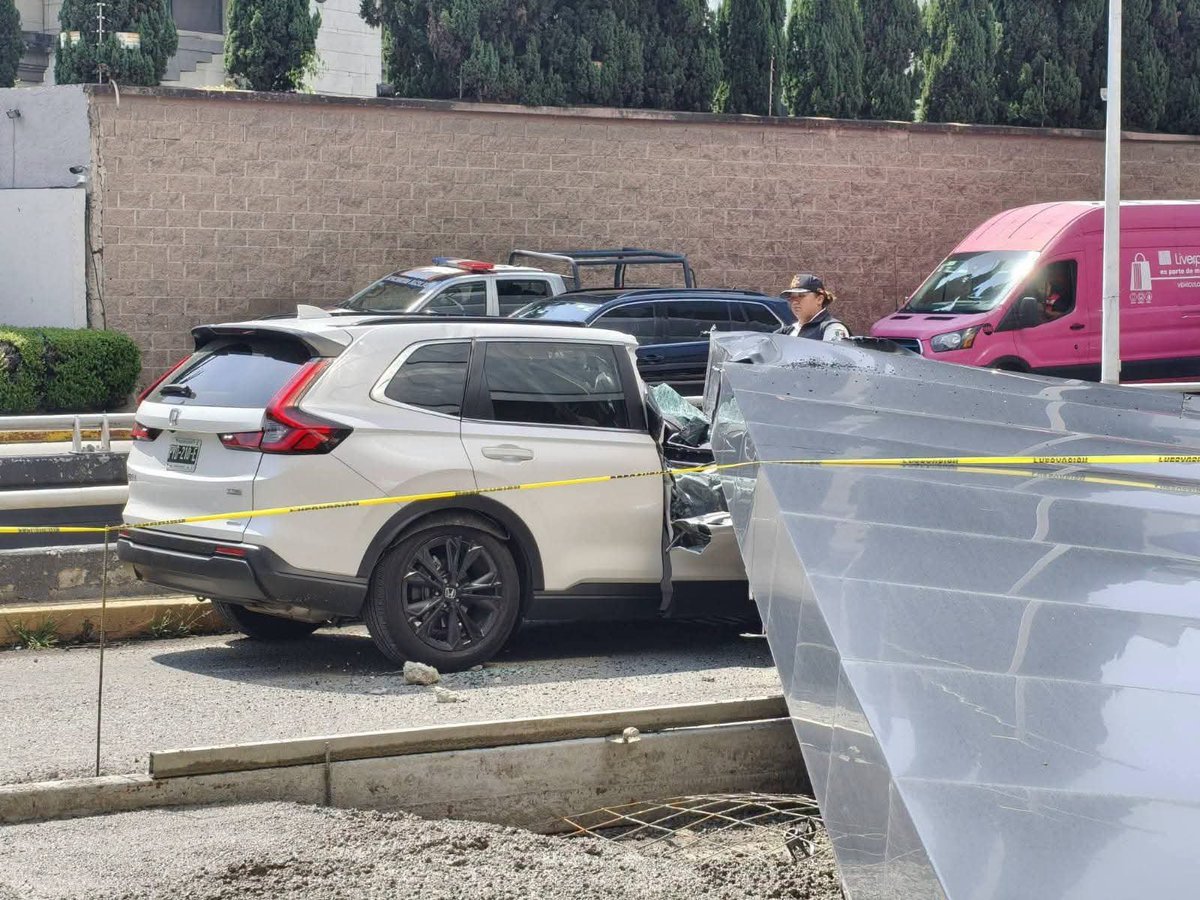 Mujer muere aplastada por estructura metálica en el Estado de México