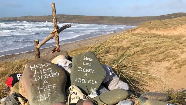 Desvían cable de 580 millones de dólares por la tumba de Dobby el elfo de Harry Potter