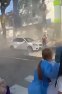 Estructura cae sobre cuatro personas durante terremoto en Colombia