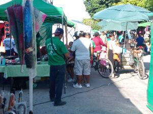 Últimas compras en tianguis de Cancún antes del regreso a clases