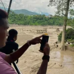 Al menos 160 muertos y cientos de desaparecidos tras inundaciones repentinas en Nepal y China