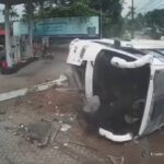 VIDEO: Autobús vuelca al esquivar una moto en India