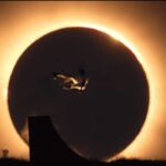 Danny León hace historia en un solo minuto durante eclipse solar total con un salto que unió skate y astronomía