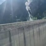 VIDEO: Aeronave choca contra cables y cae en Italia