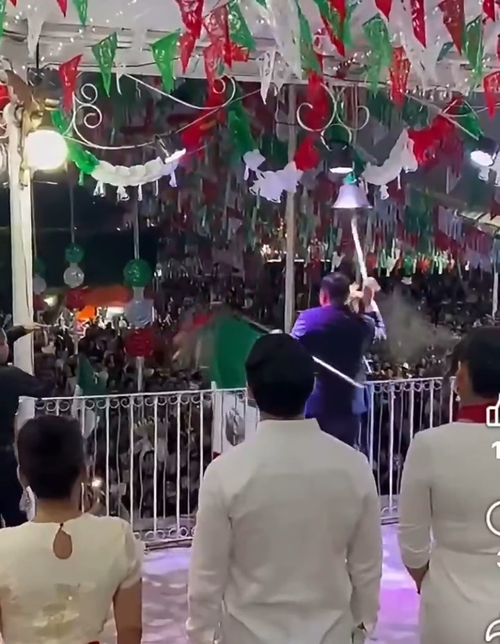 Bandera se atora durante el Grito y pone en aprietos al alcalde de Temixco