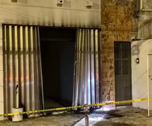 Lanzan bombas molotov contra local cerrado en Playa del Carmen