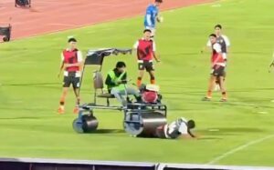 Aplanadora de césped atropella al futbolista Andros Townsend en pleno calentamiento en Tailandia