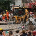 Derrumbe de edificio deja seis muertos en India