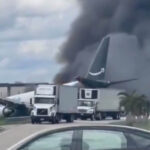 Avión de carga de Amazon se sale de la pista y se incendia en el Aeropuerto de Miami