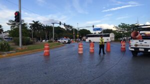 Madres buscadoras bloquean avenida Cobá y complican tráfico en Cancún