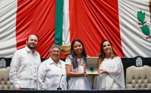Deira Jiménez Balam recibe medalla al mérito Mujer Indígena Maya en Quintana Roo
