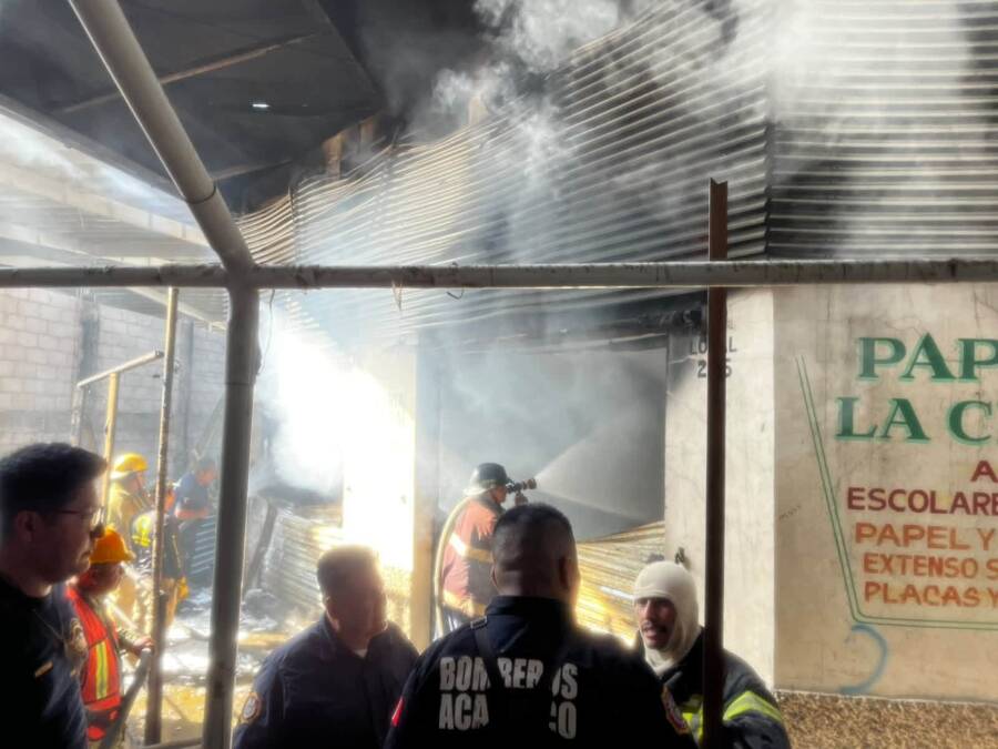 Incendio en Acapulco destruye cerca de 100 locales del mercado
