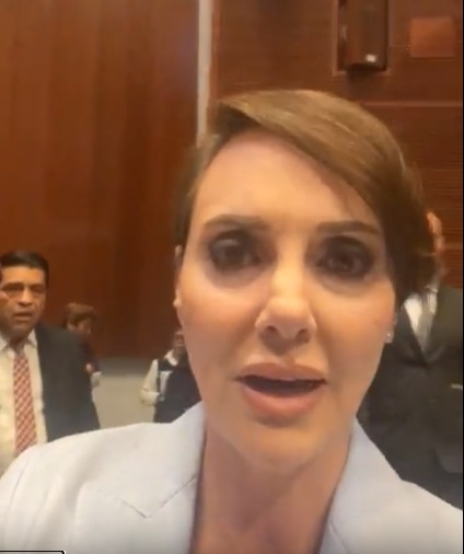Lilly Téllez exhibe a Inzunza desde el Senado y lo llama “narcosenador” durante su regreso