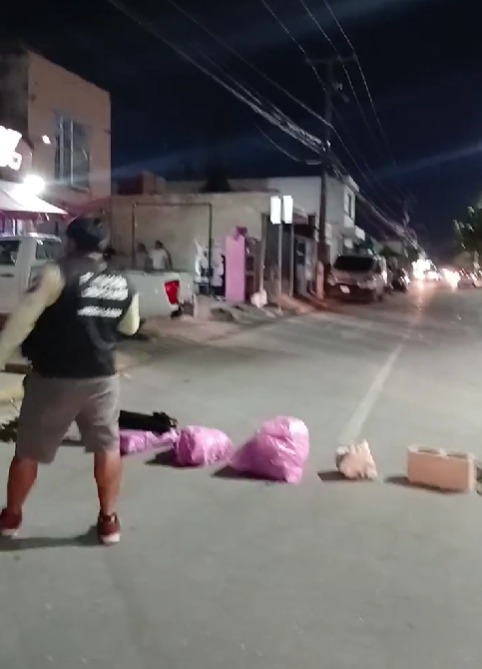 Vecinos bloquean la avenida Tules de Cancún por desborde de aguas negras