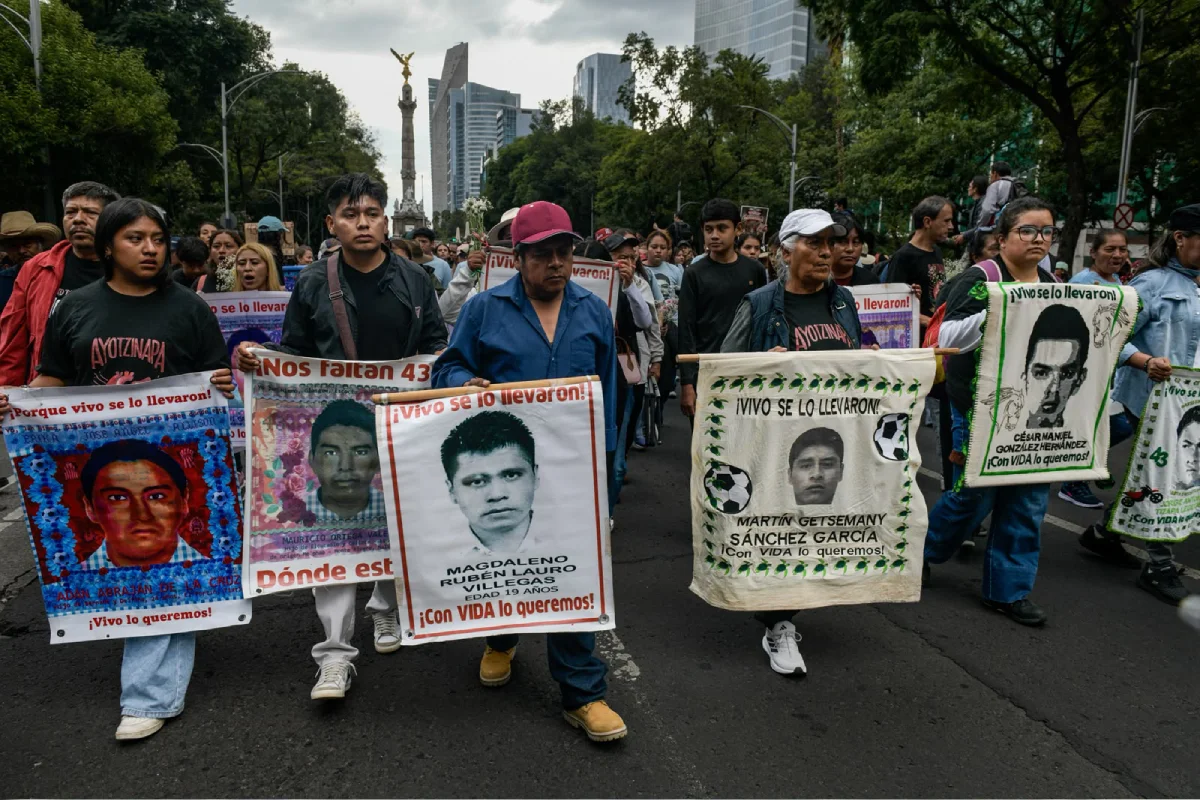Marcha por Ayotzinapa llega al Zócalo entre reclamos al gobierno