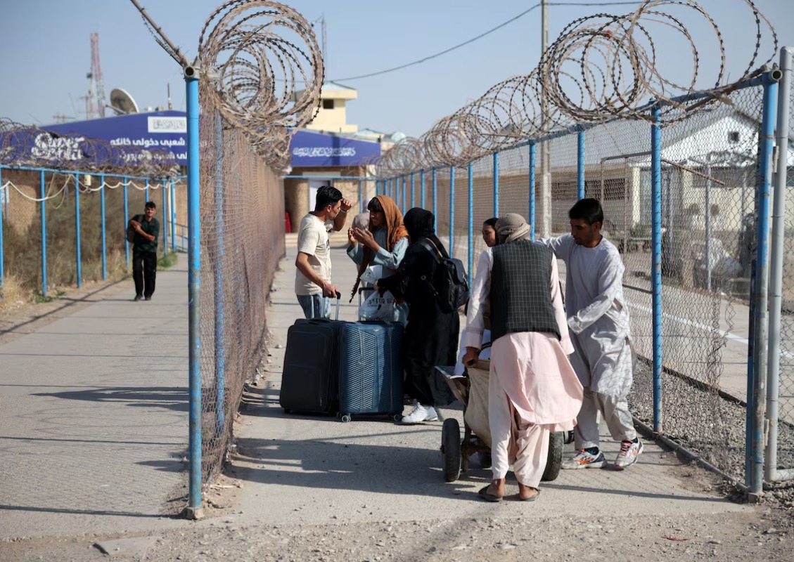 La pobreza en Irán obliga a afganos a regresar a su país de origen y al régimen Talibán