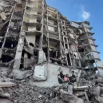 Palestinos homenajean a Dan Reynolds con mural entre las ruinas de Gaza