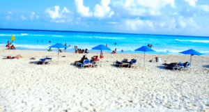 Playas de Cancún mantienen fuerte oleaje y restricciones para nadar