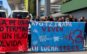Padres de los 43 llegan a CDMX y protestan ante la CNDH