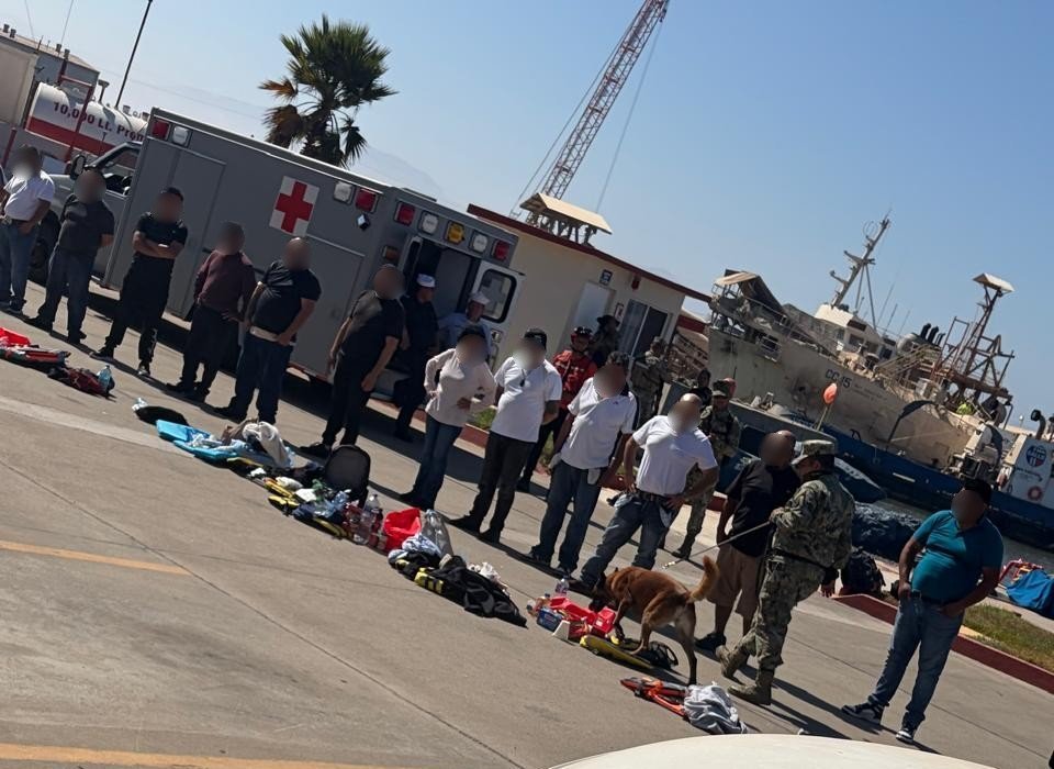Marina rescata a 45 mexicanos frente a costas de Ensenada