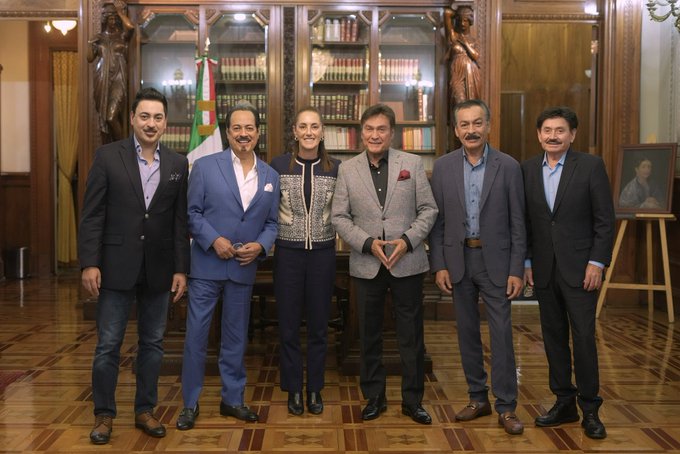 Sheinbaum recibe a Los Tigres del Norte en Palacio Nacional previo a festejos patrios
