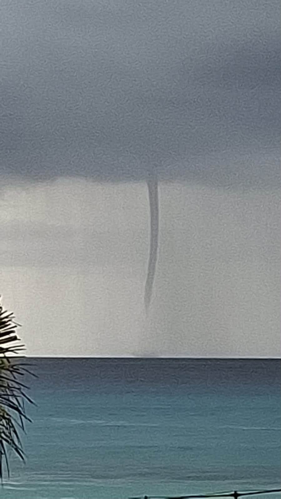 Tromba marina sorprende frente a playas de Cancún